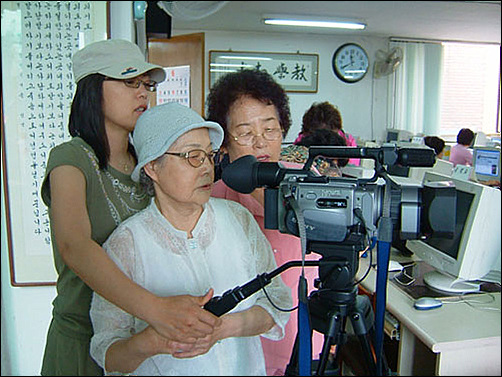 '할머니 군단'은 8개월간의 카메라 촬영교육과 편집교육을 받았다. 